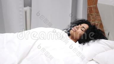 非裔美国妇女躺在床上睡觉，<strong>辛苦</strong>一天后放松